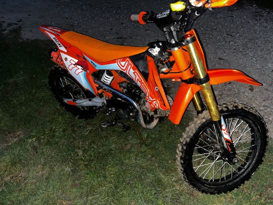 Moto cross cu cască scimb cu animale