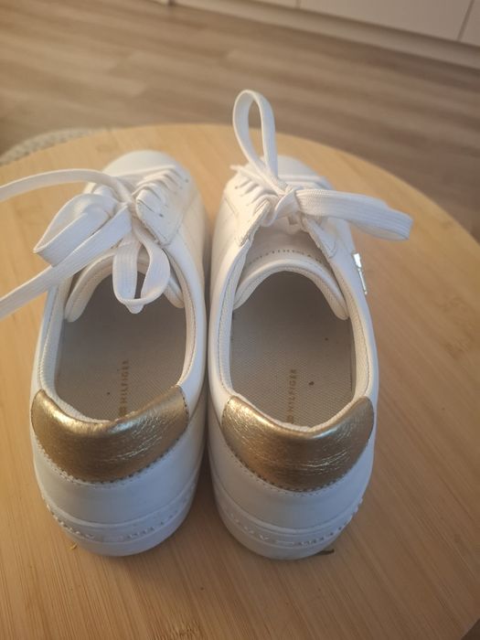 Бели сникърси Tommy Hilfiger