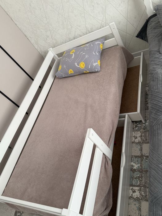 Продам детскую кровать с матрасом