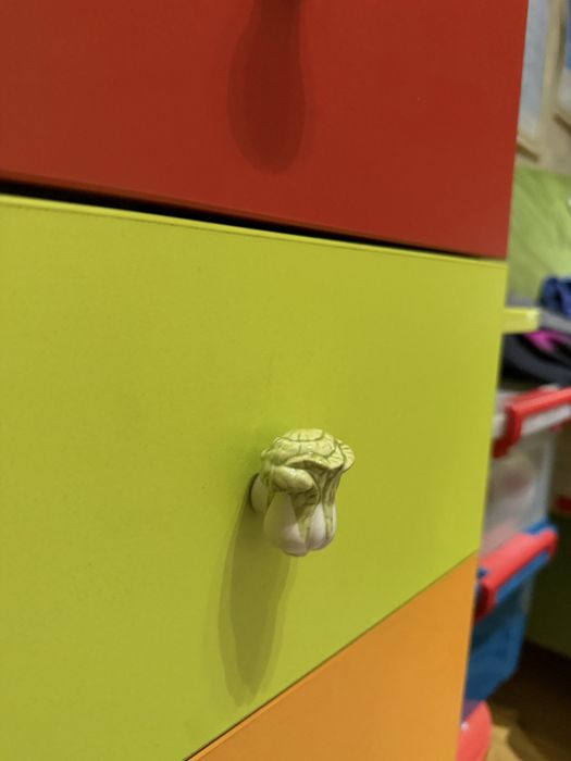 Яркий шкаф для детской комнаты