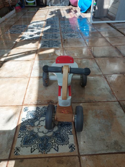 Детско колело и дърво