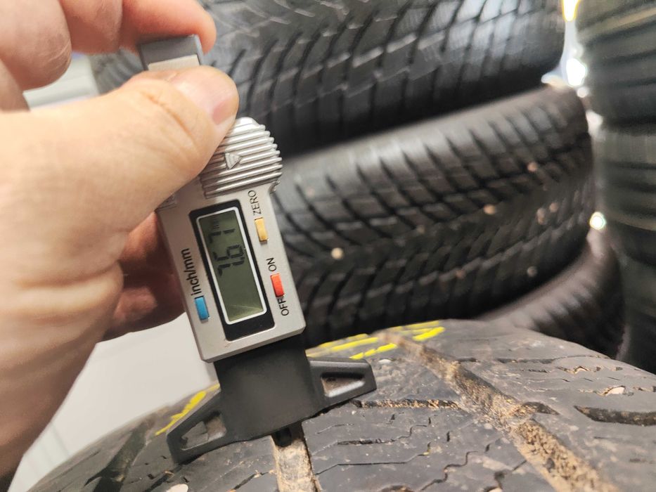 2бр.зимни гуми 235/65/16C Semperit