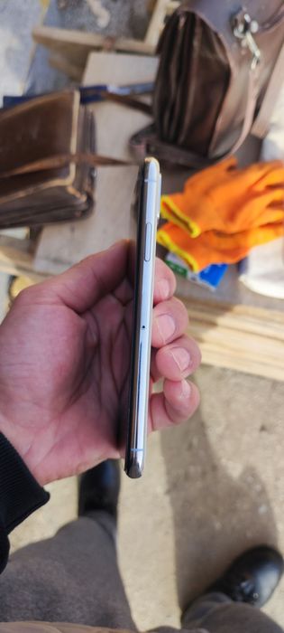 Iphone XS 64gb yaxshi holatda ishlashi juda yaxwi