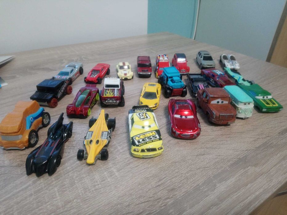 27 метални колички Hot Wheels / CARS + подарък