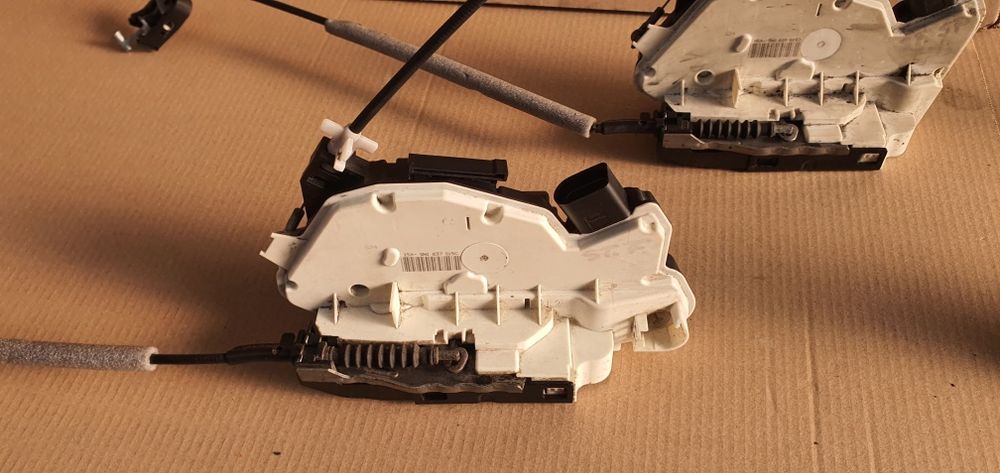 Broasca incuietoare usa fata spate stanga dreapta skoda superb 2