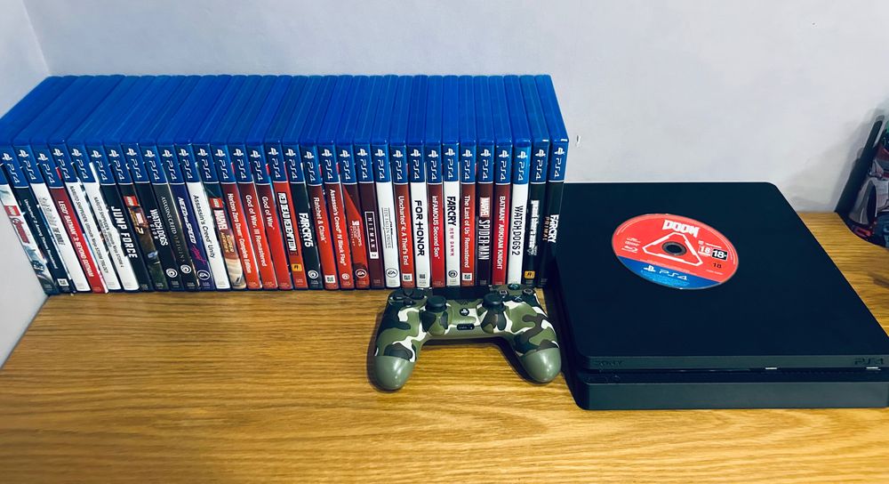 Продавам PlayStation 4 в отлично техническо състояние. Оригинален джойстик в камуфлажен дизайн. В комплекта има 34 PS4 игри