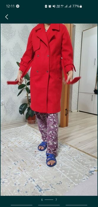 Демисезонное пальто, перчатки в подарок