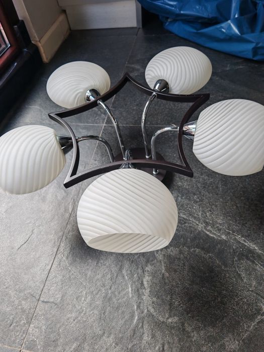 Lustra tavan cu abajoar