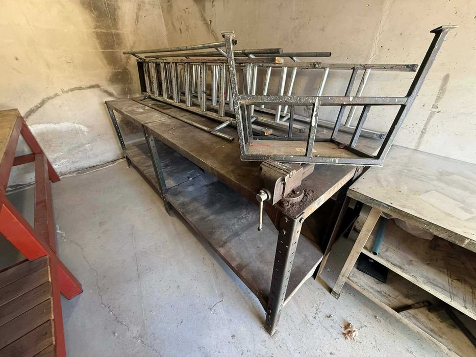 Метална работна маса