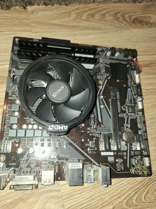 Процесор Ryzen 5 3600+GB A520M DS3Н+памет 2×8 GB