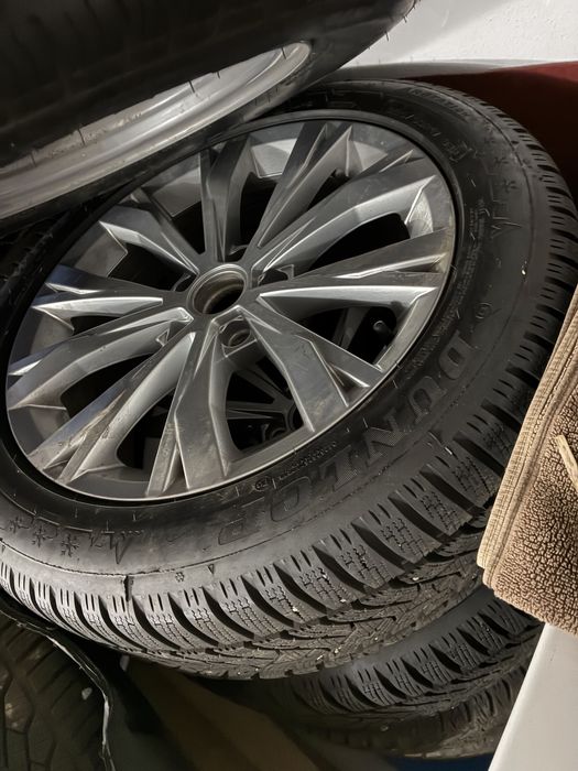 Vând roți complete 225 50 R17 DUNLOP WINTER SPORT 5 IARNA rulate nici 1.000 km