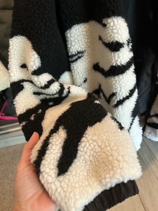 Преходно яке в модерен десен