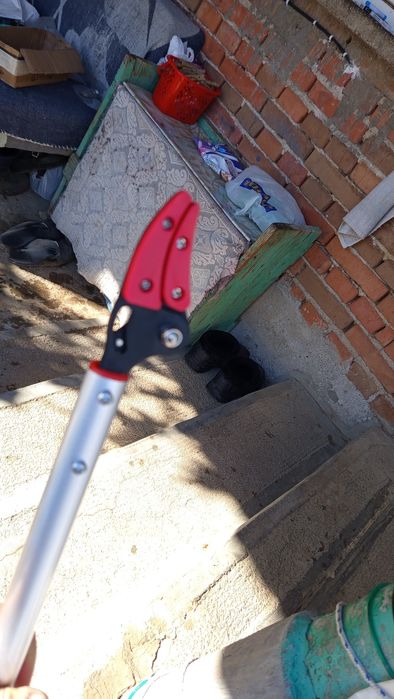 Акумолаторен трион и лозарска ножица  с дължина  1 метър