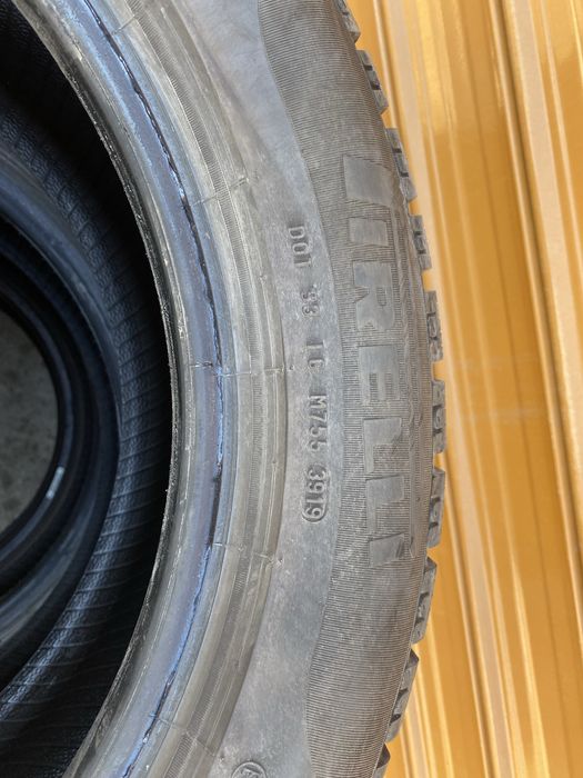 Гуми зимни 215/60/17 пирели