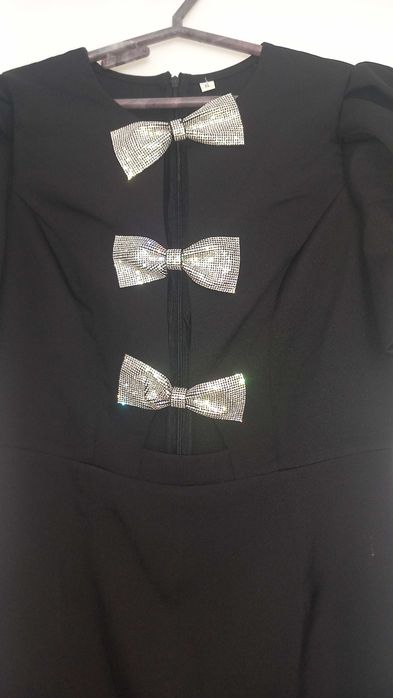 Rochie elegantă neagră cu funde strălucitoare – mărimea S