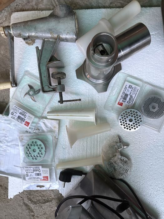 Vand set 4 masini tocat carne carnati 1999 lei noi iasi sau la bucata