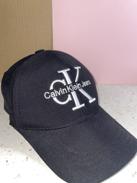 Шапка на Calvin Klein Jeans