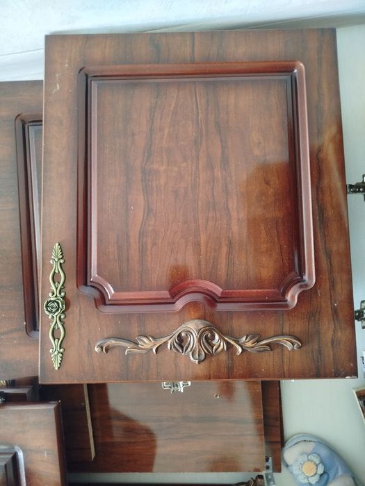 Mehmonhona uchun stenka zudlik bilan sotiladi.Hozir sochilgan holatda