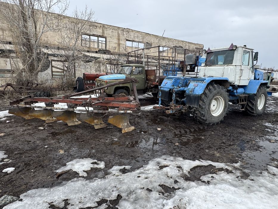 Трактор т150 с плугом