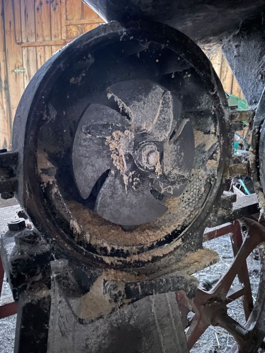 Moara cu ciocanele pentru tractor