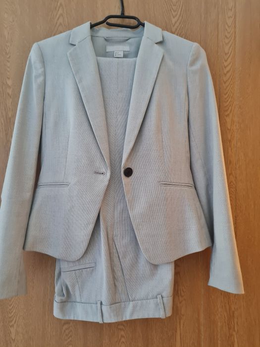 Vând costum HM, mărimea 34, gri deschis