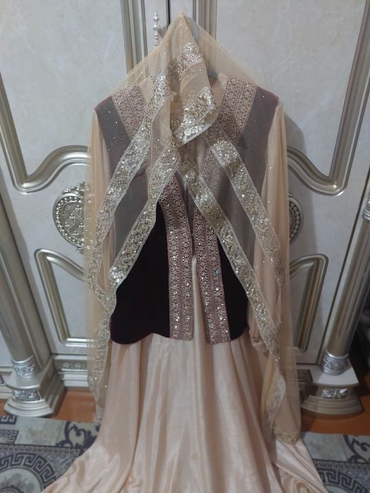 Milliy libos va oqshom liboslari