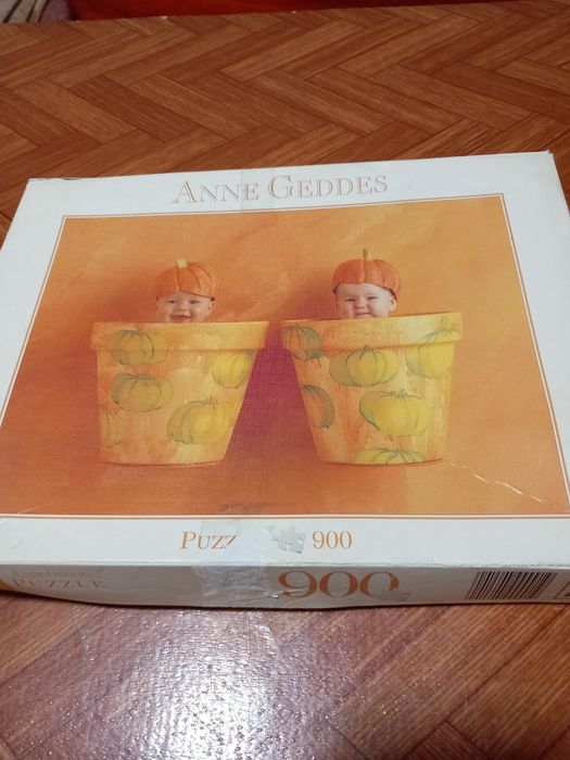 Пъзел от 900 части.