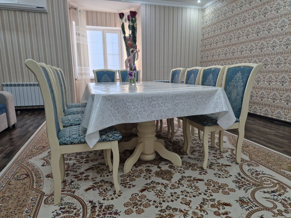 Стол орындыктармен сатылады