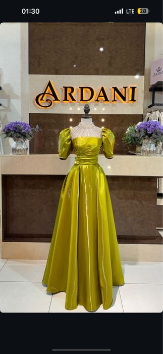 Красивое новое платья…