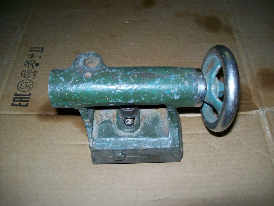 Небольшой токарный станок.