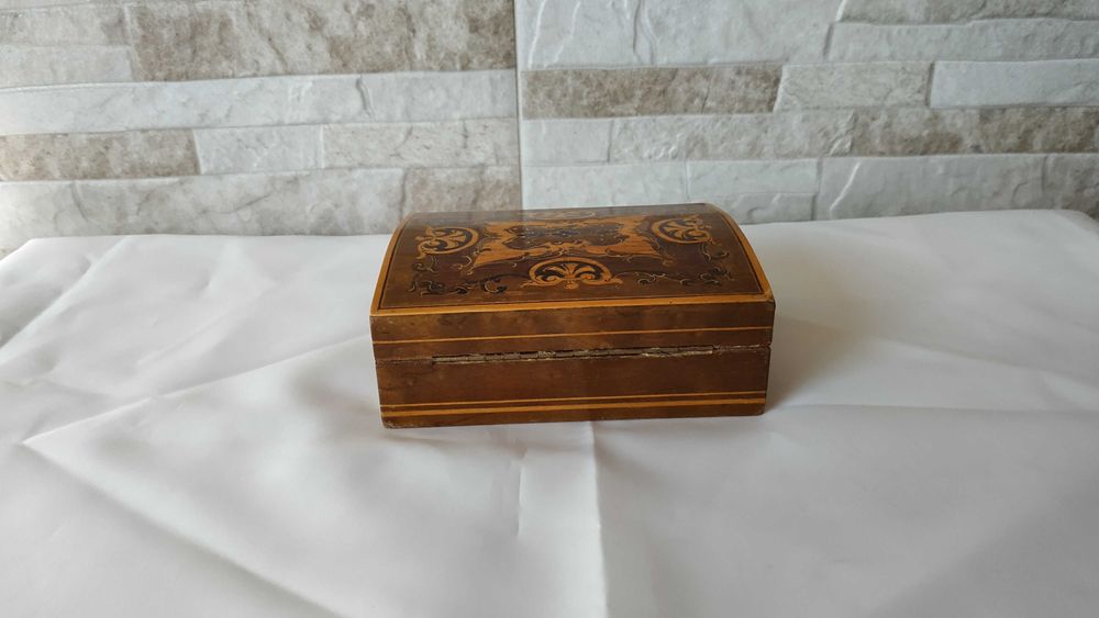 Стара дървена кутия за бижута - украсена с фурнир