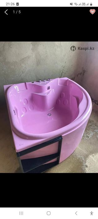 Ванное необычное двухместное розовое