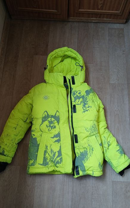 Продам куртку детскую.