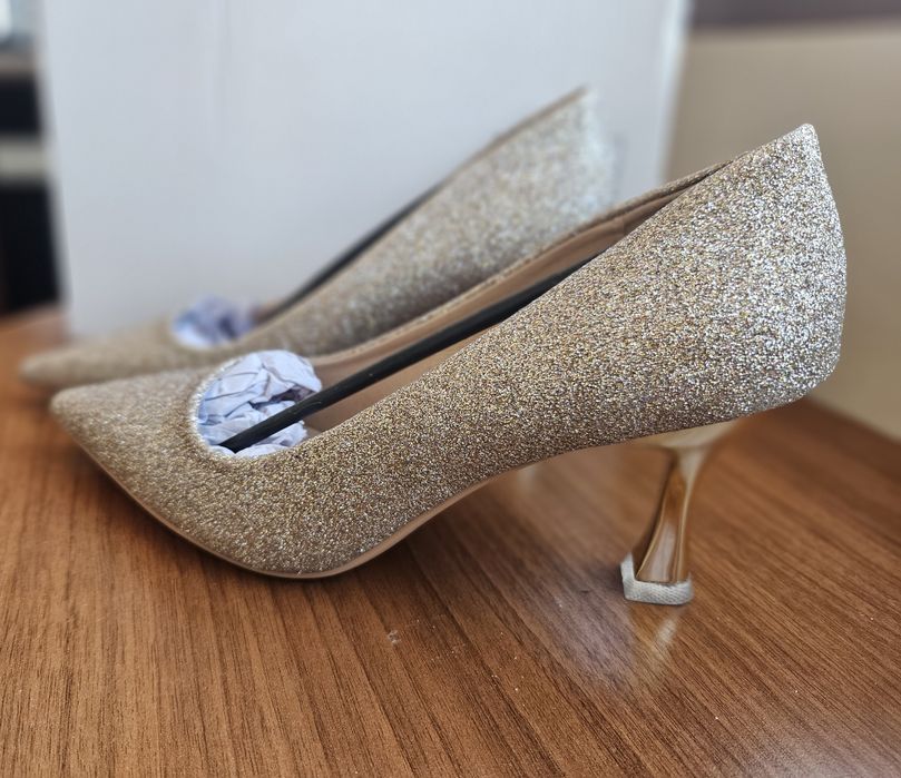 Дамски обувки на висок ток