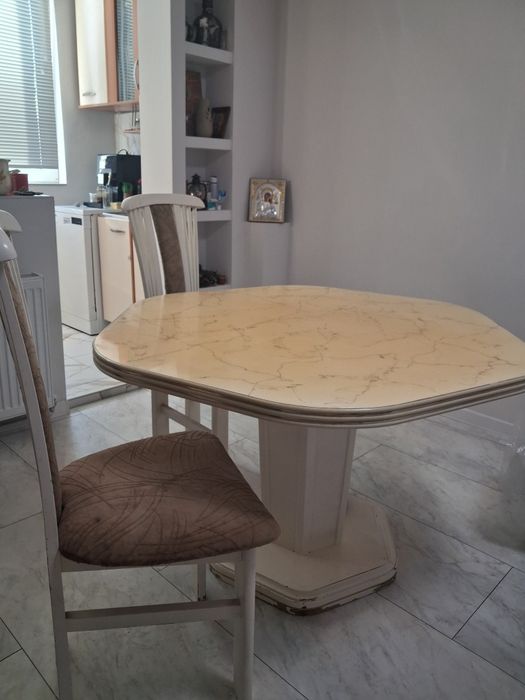 Продавам маса от масивно дърво и маса с 6 дървени стола.цена 150евро .тел0894870605.Намират се в Перник.