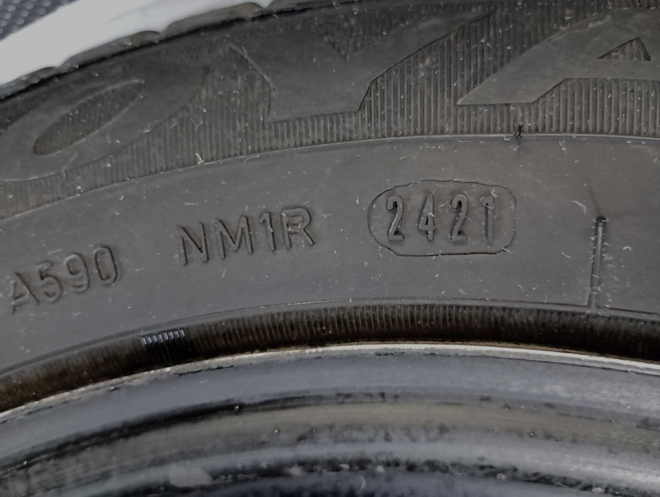 4 бр. (комплект) зимни гуми с джанти - 185/60 R 15.   Voyager.