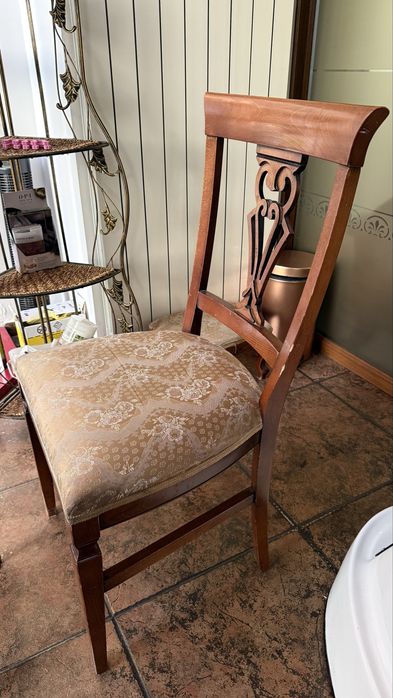 Scaune tapitate din lemn