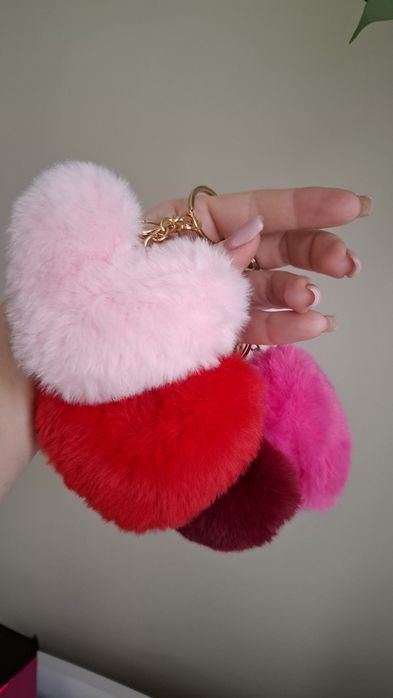 Пушистые брелоки в виде сердца.