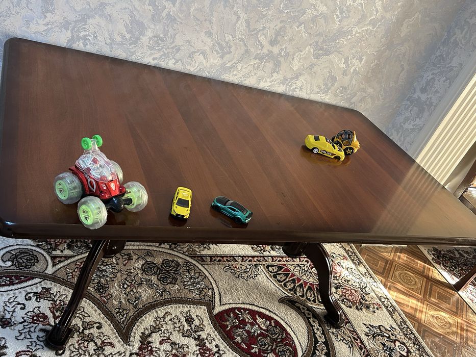 Стол со стульями из дерева (орех)