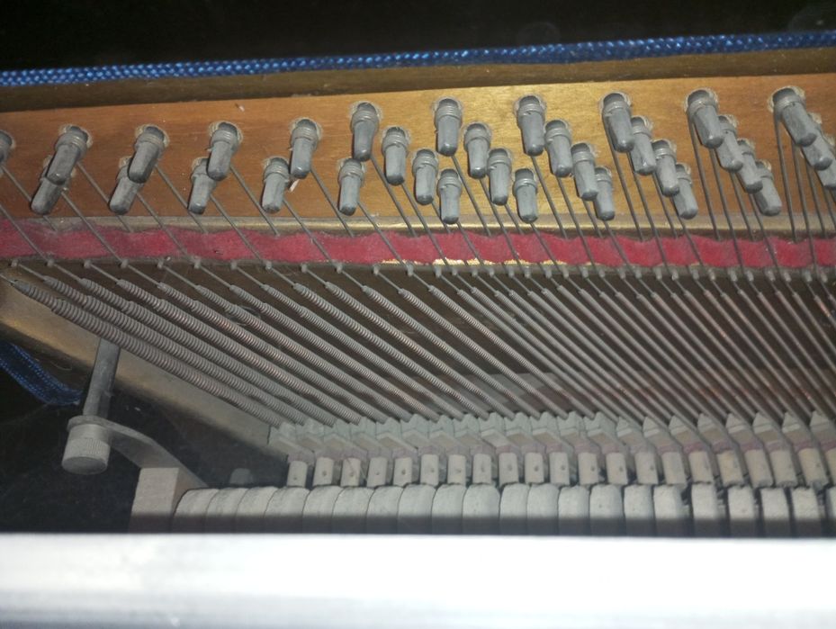 Pianino sotiladi nomi "Krasniy oktyabr"