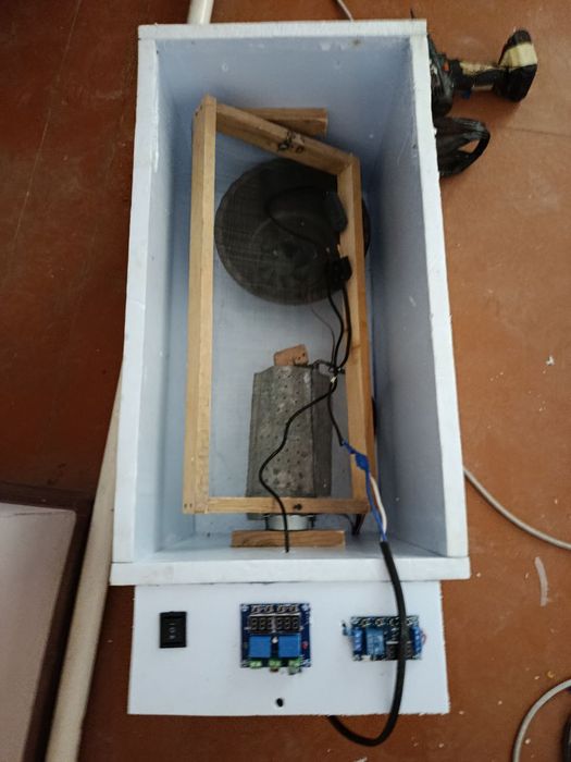 Inkubator 12v va 220v 55-65 ta tuxum sig'adi