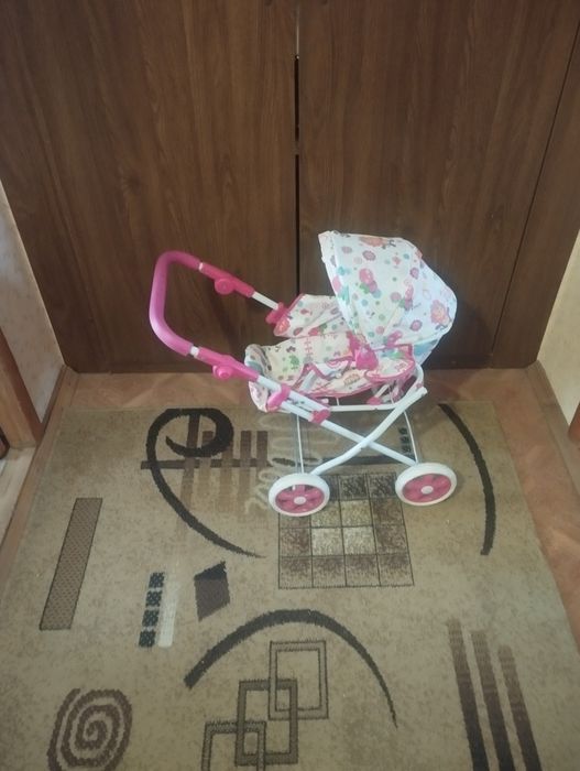 Игрушечная коляска для кукол
