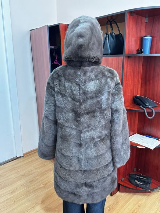 Норковая шуба с капюшоном.