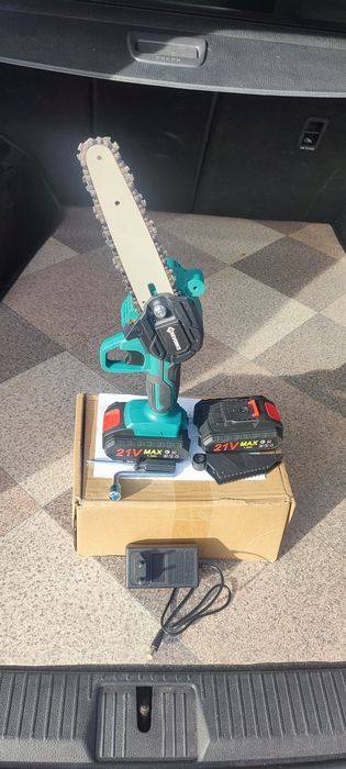 Mini fierăstrău electric