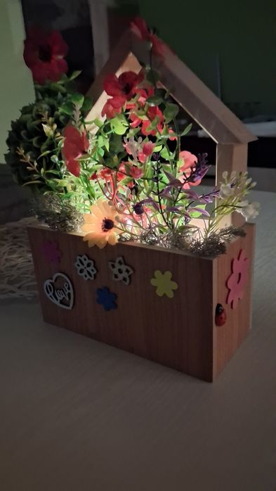 Къщичка с декоративни цветя