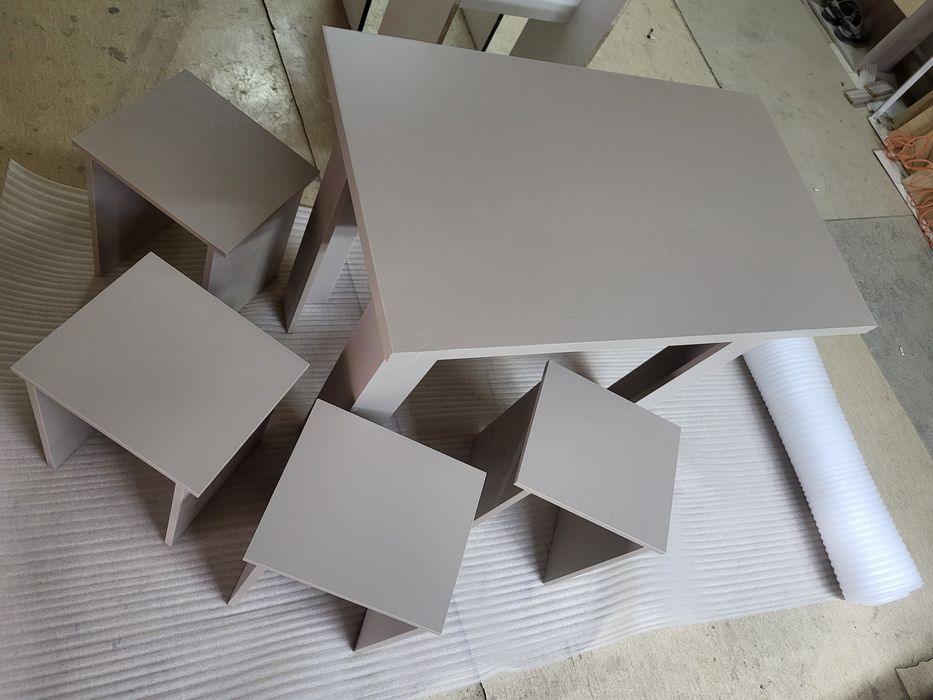 СТОЛ и стулья в комплекте.