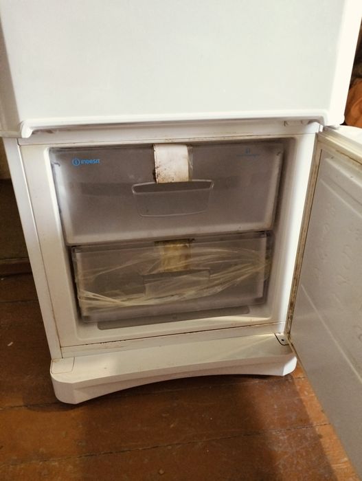 Холодильник INDESIT в хорошем рабочем состоянии