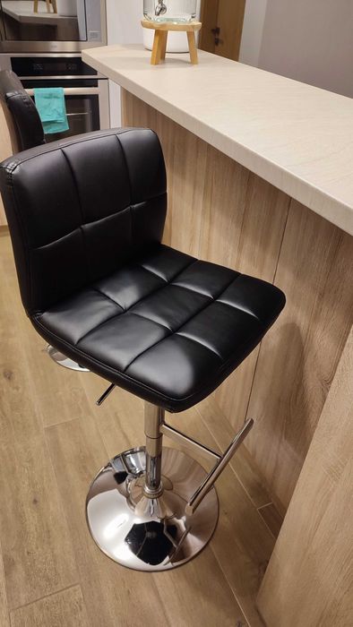 Vand 2 scaune de bar rotative, reglabile pe inaltime