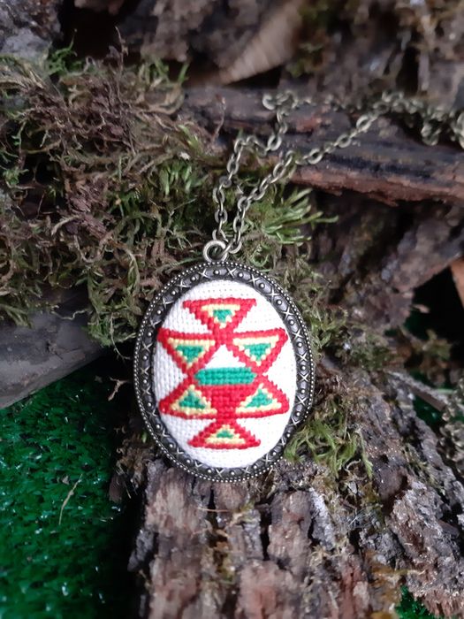 Бижута с ръчна бродерия