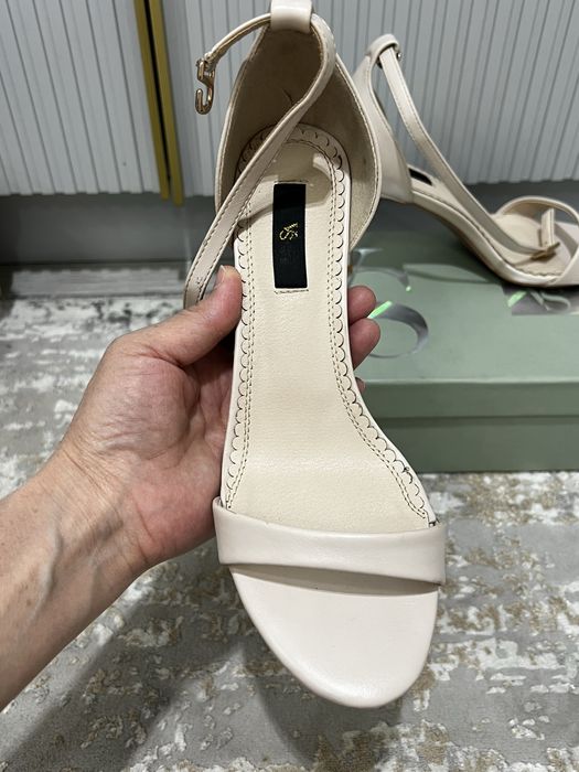 Продам кожаные босоножки